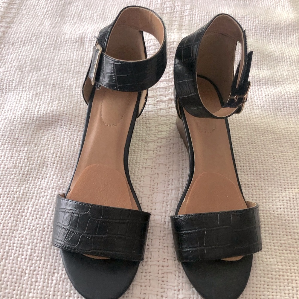 Black Comfort Sandals with Buckle Ankle Trim